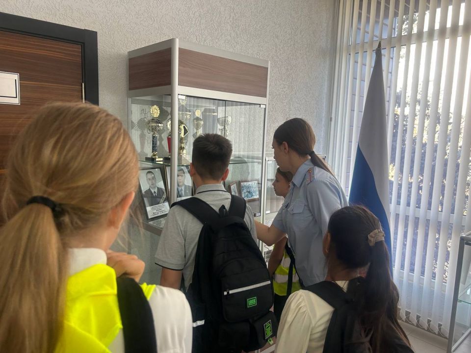 В Краснодоне сотрудники Госавтоинспекции провели день открытых дверей для отряда ЮИД В Краснодоне сотрудники Госавтоинспекции провели день открытых дверей для отряда ЮИД