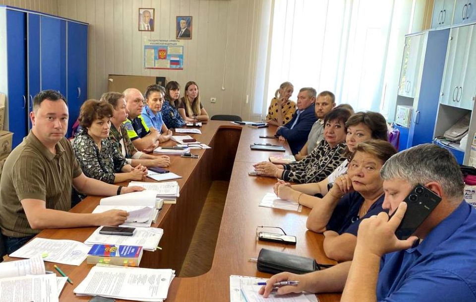 Под руководством заместителя Главы Администрации Новоайдарского округа Рустама Матиуллина состоялось очередное заседание комиссии, занимающейся вопросами несовершеннолетних и защитой их прав Под руководством заместителя Главы Администрации Новоайдарского округа Рустама Матиуллина состоялось очередное заседание комиссии, занимающейся вопросами несовершеннолетних и защитой их прав