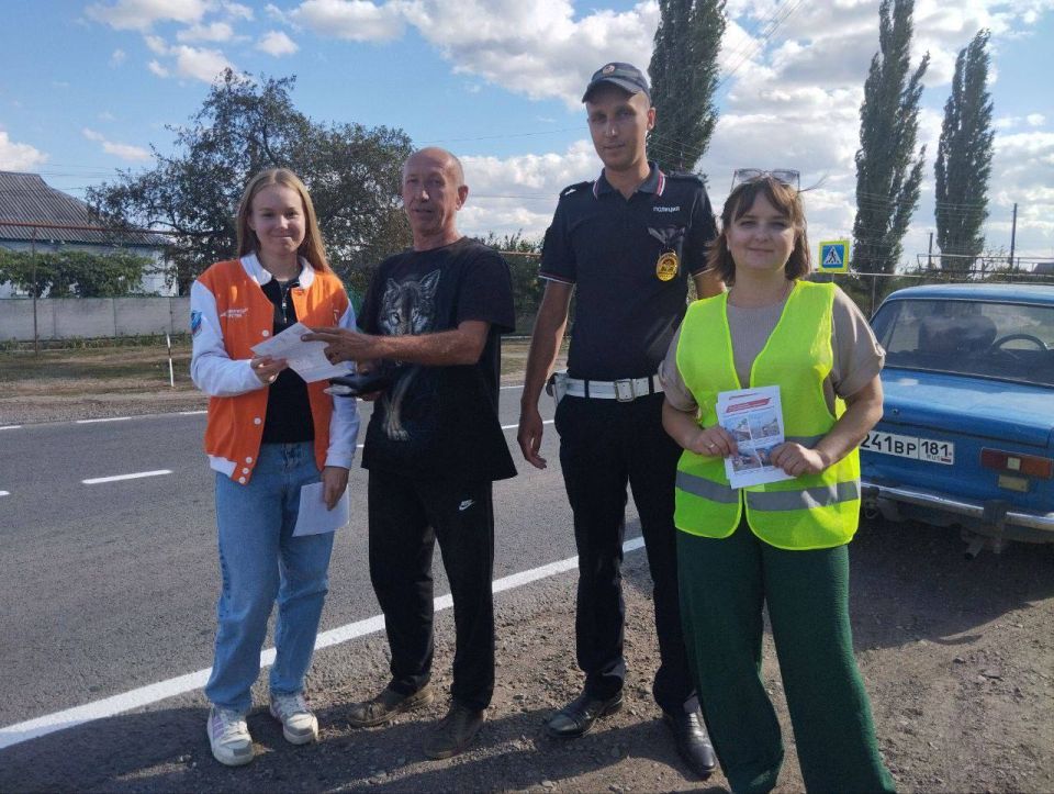 В Старобельске сотрудники Госавтоинспекции проводят профилактические беседы В Старобельске сотрудники Госавтоинспекции проводят профилактические беседы