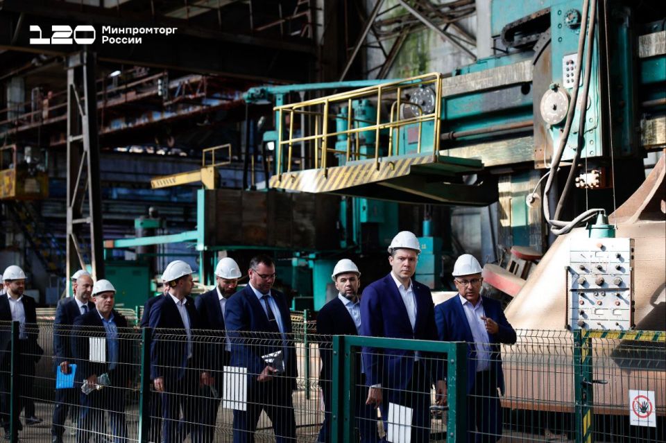 Глава Минпромторга России Антон Алиханов посетил промпредприятия Донбасса Глава Минпромторга России Антон Алиханов посетил промпредприятия Донбасса