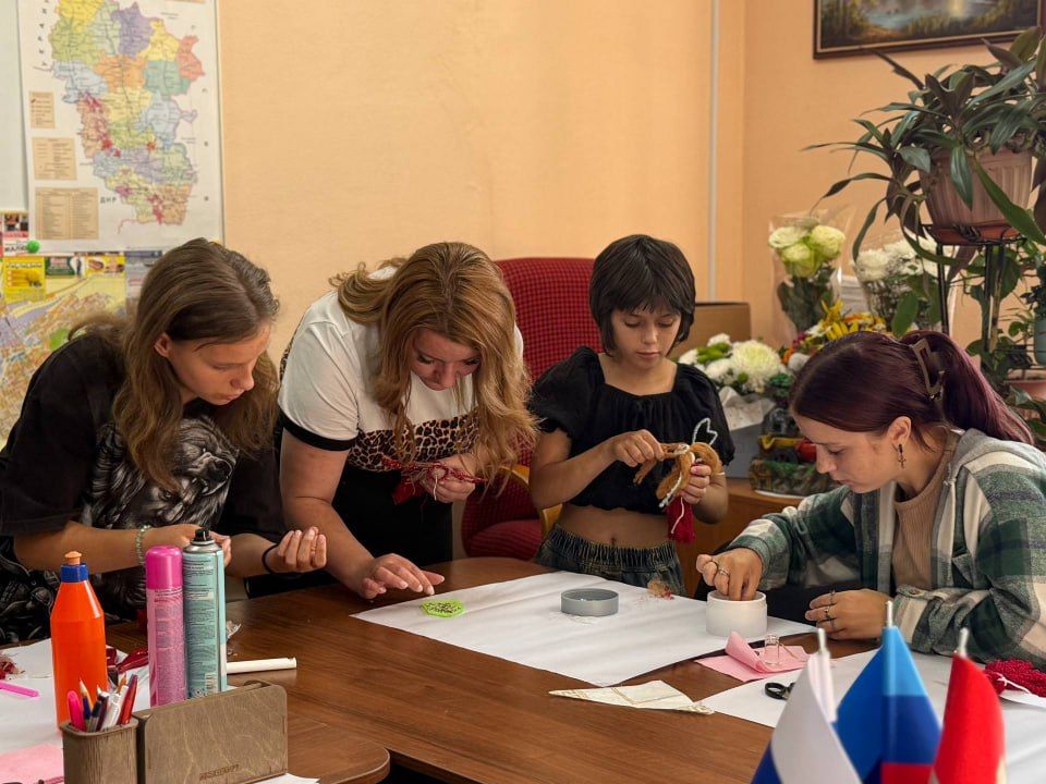 ТИК и МИК Алчевска провели мастер-класс ко Дню города ТИК и МИК Алчевска провели мастер-класс ко Дню города