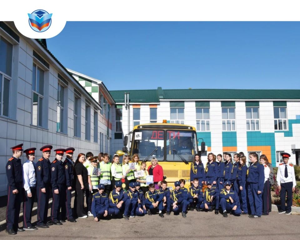 В Петровской школе №22 появился новый школьный автобус В Петровской школе №22 появился новый школьный автобус