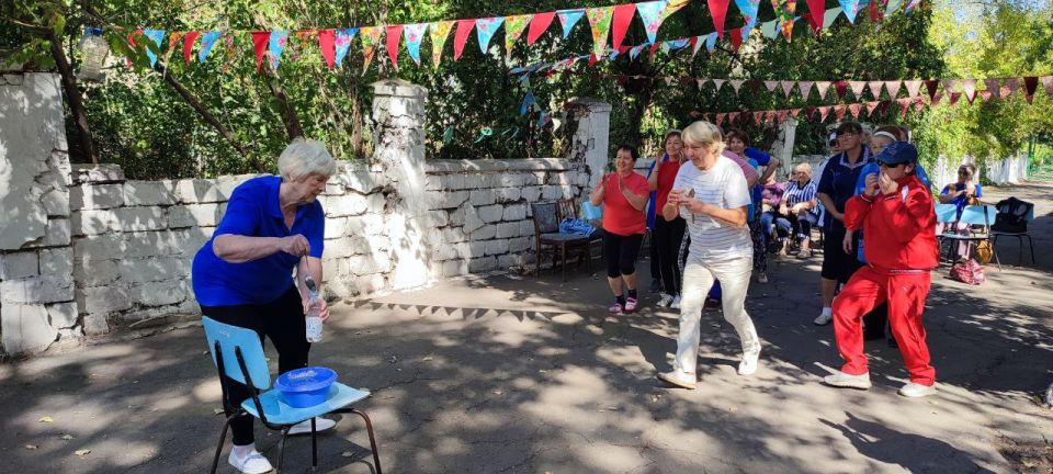 В Антрацитовском комплексном центре социального обслуживания населения (предоставления социальных услуг) для студентов «Университета третьего возраста» и других подопечных Центра состоялась Спартакиада «Полный вперед» В Антрацитовском комплексном центре социального обслуживания населения (предоставления социальных услуг) для студентов «Университета третьего возраста» и других подопечных Центра состоялась Спартакиада «Полный вперед»