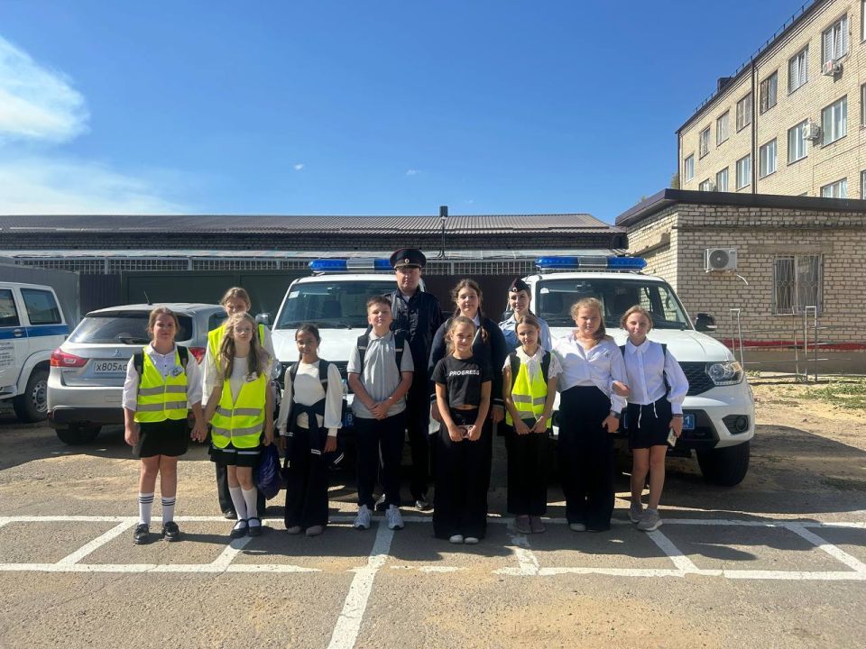 В Краснодоне сотрудники Госавтоинспекции провели день открытых дверей для отряда ЮИД В Краснодоне сотрудники Госавтоинспекции провели день открытых дверей для отряда ЮИД