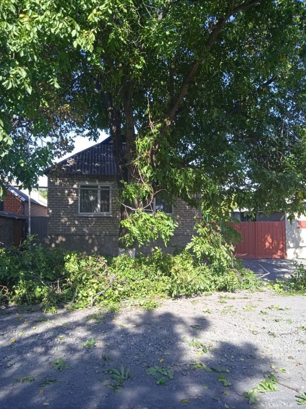 В Ровеньках продолжается масштабный ремонт дорог В Ровеньках продолжается масштабный ремонт дорог