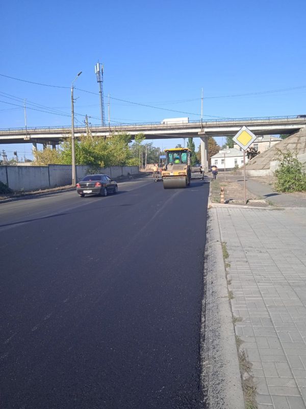 В Ровеньках продолжается масштабный ремонт дорог В Ровеньках продолжается масштабный ремонт дорог