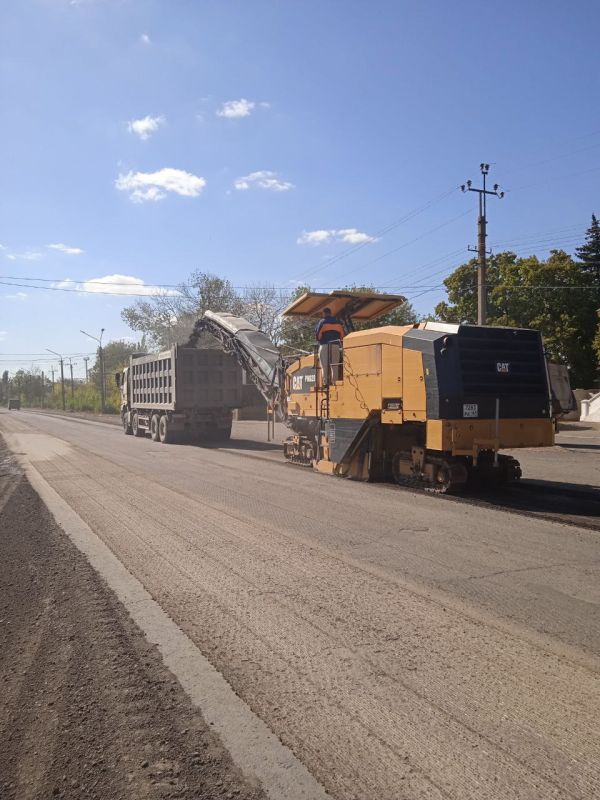 В Ровеньках продолжается масштабный ремонт дорог В Ровеньках продолжается масштабный ремонт дорог