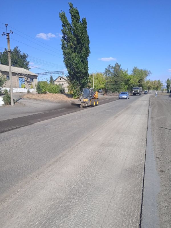В Ровеньках продолжается масштабный ремонт дорог В Ровеньках продолжается масштабный ремонт дорог