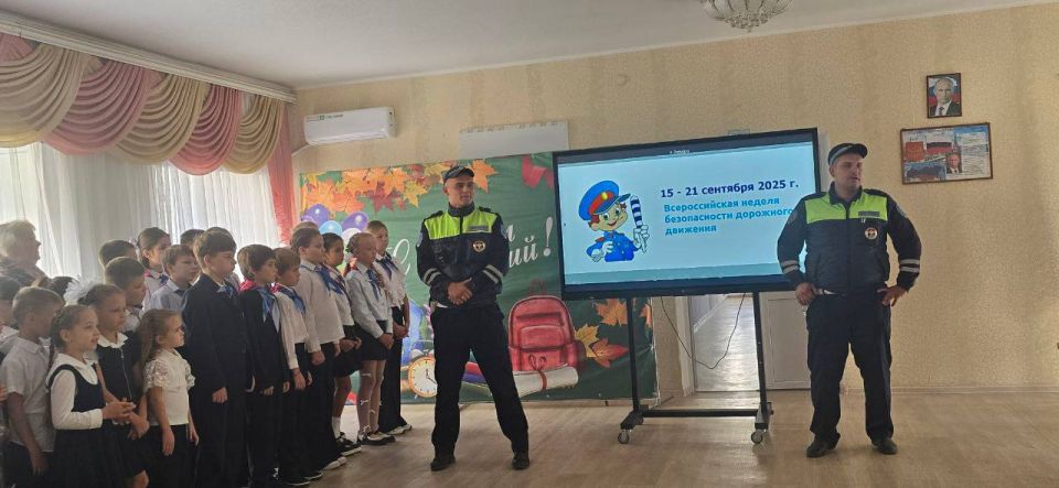 Сотрудники ОГИБДД ОМВД России «Краснодонский» в рамках профилактического мероприятия «Неделя безопасности дорожного движения» провели инструктаж по соблюдению ПДД на линейке «Разговоры о важном»