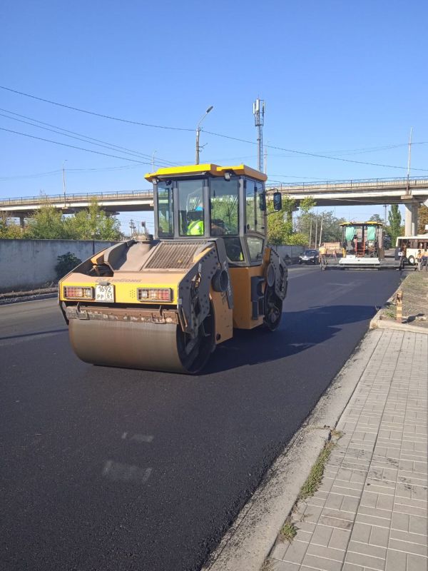 В Ровеньках продолжается масштабный ремонт дорог В Ровеньках продолжается масштабный ремонт дорог