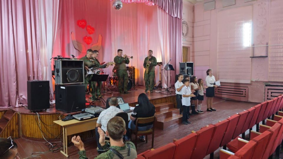 Военный оркестр 6 бригады управления выступил в поселке Белое Военный оркестр 6 бригады управления выступил в поселке Белое