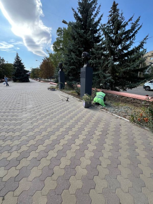 Сергей Козенко: В Краснодоне активно продолжаются работы по наведению порядка и благоустройству территорий в преддверии празднования 111-летия со дня основания города Сергей Козенко: В Краснодоне активно продолжаются работы по наведению порядка и благоустройству территорий в преддверии празднования 111-летия со дня основания города