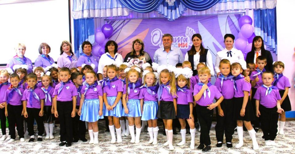 В сегодняшний день в Беловодске состоялось посвящение в «Октябрята - дошколята» для детей из детского сада "Родничок" В сегодняшний день в Беловодске состоялось посвящение в «Октябрята - дошколята» для детей из детского сада "Родничок"