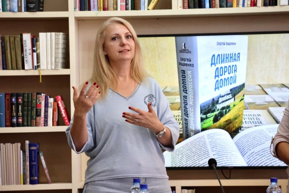 Сегодня принял участие в значимом для культурной жизни ЛНР событии — передаче 150 экземпляров книги мелитопольского писателя Сергея Авдеенко «Длинная дорога домой. Крым, Донбасс, Новороссия» фонду библиотек нашей Республики Сегодня принял участие в значимом для культурной жизни ЛНР событии — передаче 150 экземпляров книги мелитопольского писателя Сергея Авдеенко «Длинная дорога домой. Крым, Донбасс, Новороссия» фонду библиотек нашей Республики