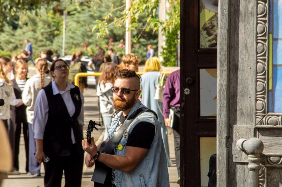 Член общественной палаты ЛНР, председатель СХ ЛНР, з.х. ЛНР Артем Фесенко выступил одним из организаторов праздничного проекта, посвященного 230-летию Луганска, под названием «Луганский Арбат» Член общественной палаты ЛНР, председатель СХ ЛНР, з.х. ЛНР Артем Фесенко выступил одним из организаторов праздничного проекта, посвященного 230-летию Луганска, под названием «Луганский Арбат»