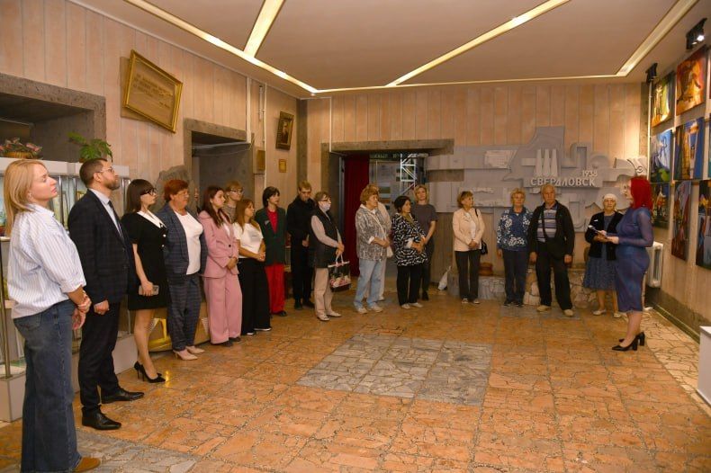 В Свердловском краеведческом музее открылась выставка картин «Послушай, жизнь!» В Свердловском краеведческом музее открылась выставка картин «Послушай, жизнь!»