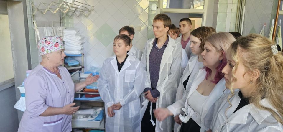 Партийный проект "Здоровое будущее": Краснолучская больница «Известий» открыла двери для будущих медиков Партийный проект "Здоровое будущее": Краснолучская больница «Известий» открыла двери для будущих медиков
