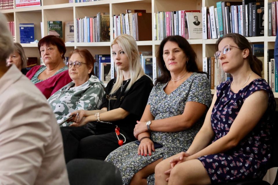Сегодня принял участие в значимом для культурной жизни ЛНР событии — передаче 150 экземпляров книги мелитопольского писателя Сергея Авдеенко «Длинная дорога домой. Крым, Донбасс, Новороссия» фонду библиотек нашей Республики Сегодня принял участие в значимом для культурной жизни ЛНР событии — передаче 150 экземпляров книги мелитопольского писателя Сергея Авдеенко «Длинная дорога домой. Крым, Донбасс, Новороссия» фонду библиотек нашей Республики