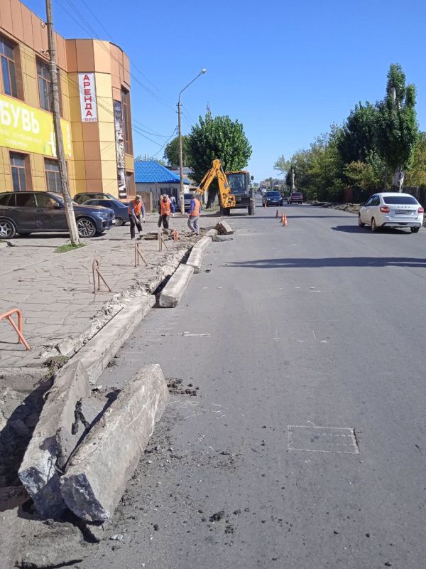 В Ровеньках продолжается масштабный ремонт дорог В Ровеньках продолжается масштабный ремонт дорог