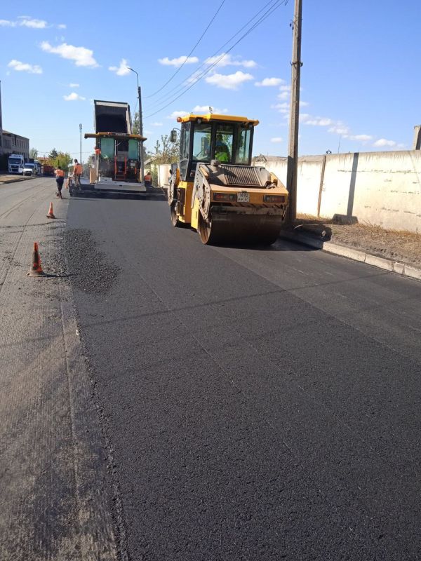 В Ровеньках продолжается масштабный ремонт дорог В Ровеньках продолжается масштабный ремонт дорог