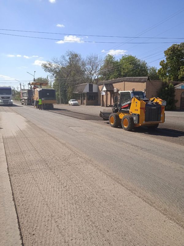 В Ровеньках продолжается масштабный ремонт дорог В Ровеньках продолжается масштабный ремонт дорог