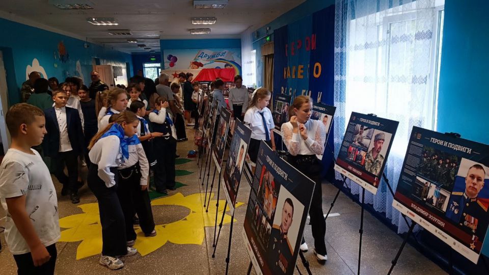 Выставка «Герои и подвиги: мои земляки – Герои России» прибыла в Станицу Луганскую Выставка «Герои и подвиги: мои земляки – Герои России» прибыла в Станицу Луганскую