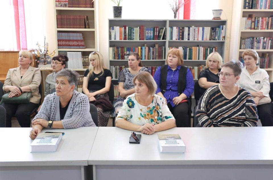 Союз журналистов Запорожской области передал 150 экземпляров книги мелитопольского писателя Сергея Авдеенко «Длинная дорога домой. Крым, Донбасс, Новороссия» библиотекам ЛНР Союз журналистов Запорожской области передал 150 экземпляров книги мелитопольского писателя Сергея Авдеенко «Длинная дорога домой. Крым, Донбасс, Новороссия» библиотекам ЛНР