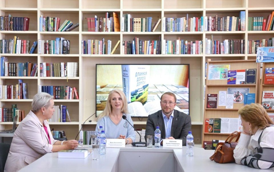 Союз журналистов Запорожской области передал 150 экземпляров книги мелитопольского писателя Сергея Авдеенко «Длинная дорога домой. Крым, Донбасс, Новороссия» библиотекам ЛНР Союз журналистов Запорожской области передал 150 экземпляров книги мелитопольского писателя Сергея Авдеенко «Длинная дорога домой. Крым, Донбасс, Новороссия» библиотекам ЛНР