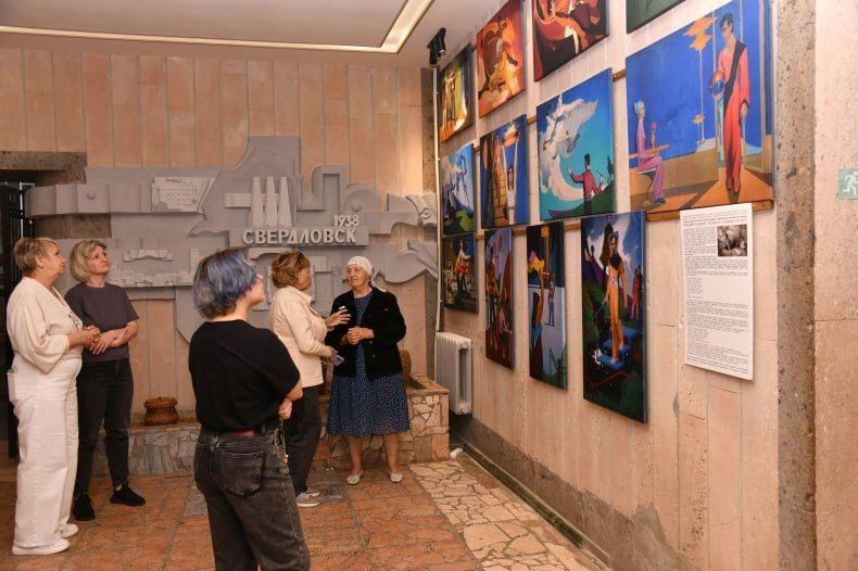 В Свердловском краеведческом музее открылась выставка картин «Послушай, жизнь!» В Свердловском краеведческом музее открылась выставка картин «Послушай, жизнь!»
