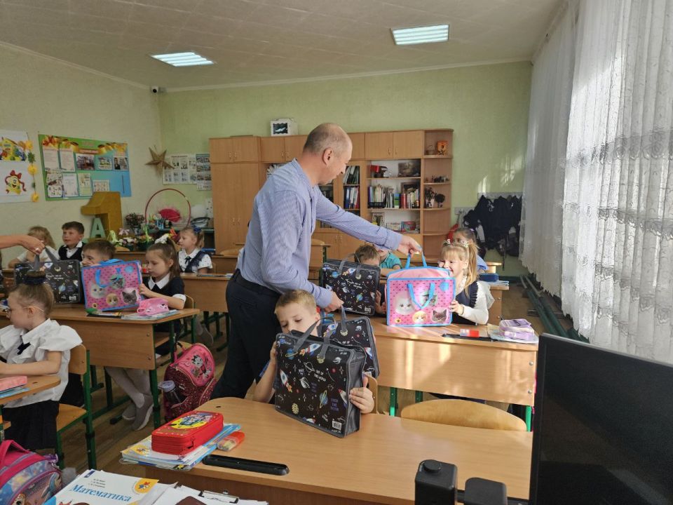 Сергей Крамаренко: Жители Алтайского края вновь помогли детям Славяносербского округа подготовиться к школе Сергей Крамаренко: Жители Алтайского края вновь помогли детям Славяносербского округа подготовиться к школе