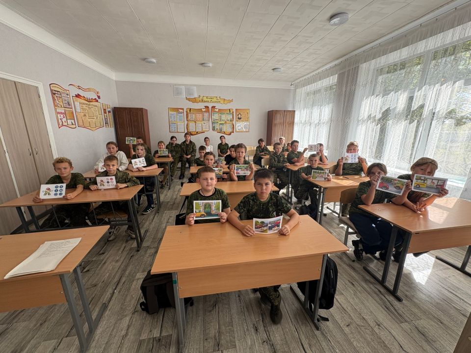 В Ясеновской школе №2 им. Д.В. Лазутина в 5-6классах была проведена викторина «Знатоки ПДД» В Ясеновской школе №2 им. Д.В. Лазутина в 5-6классах была проведена викторина «Знатоки ПДД»