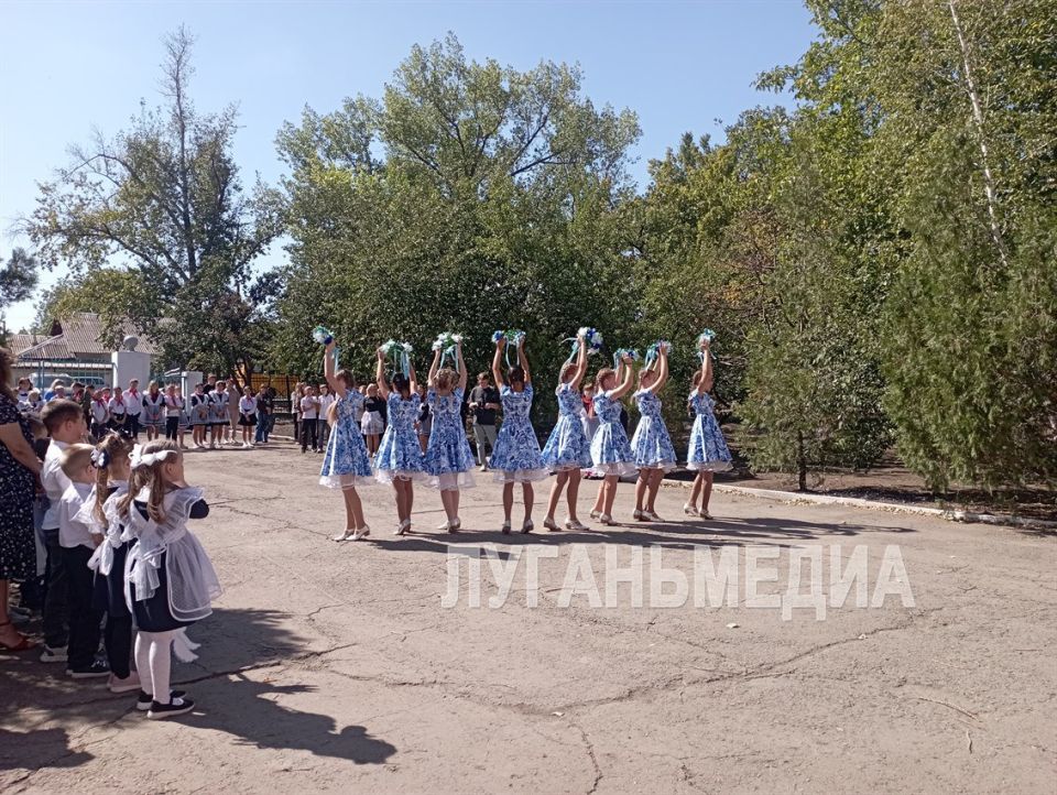 В Комсомольской СШ Свердловского муниципалитета прошла торжественная линейка, посвященная «Молодой гвардии» В Комсомольской СШ Свердловского муниципалитета прошла торжественная линейка, посвященная «Молодой гвардии»