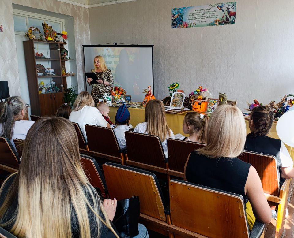 17.09.2025 в Ровеньковском детском экологическом центре в торжественной и вдохновляющей атмосфере состоялось открытие выставки «Осенний вернисаж», организованной в рамках республиканского конкурса юных мастеров народных... 17.09.2025 в Ровеньковском детском экологическом центре в торжественной и вдохновляющей атмосфере состоялось открытие выставки «Осенний вернисаж», организованной в рамках республиканского конкурса юных мастеров народных...