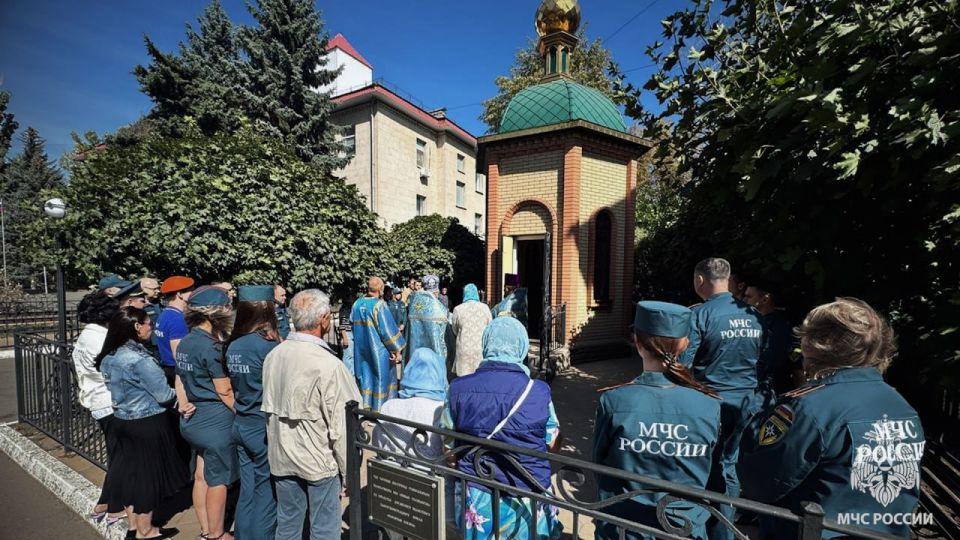 Торжественное богослужение в честь иконы Божией Матери «Неопалимая Купина» состоялось в Главном управлении МЧС России по ЛНР Торжественное богослужение в честь иконы Божией Матери «Неопалимая Купина» состоялось в Главном управлении МЧС России по ЛНР
