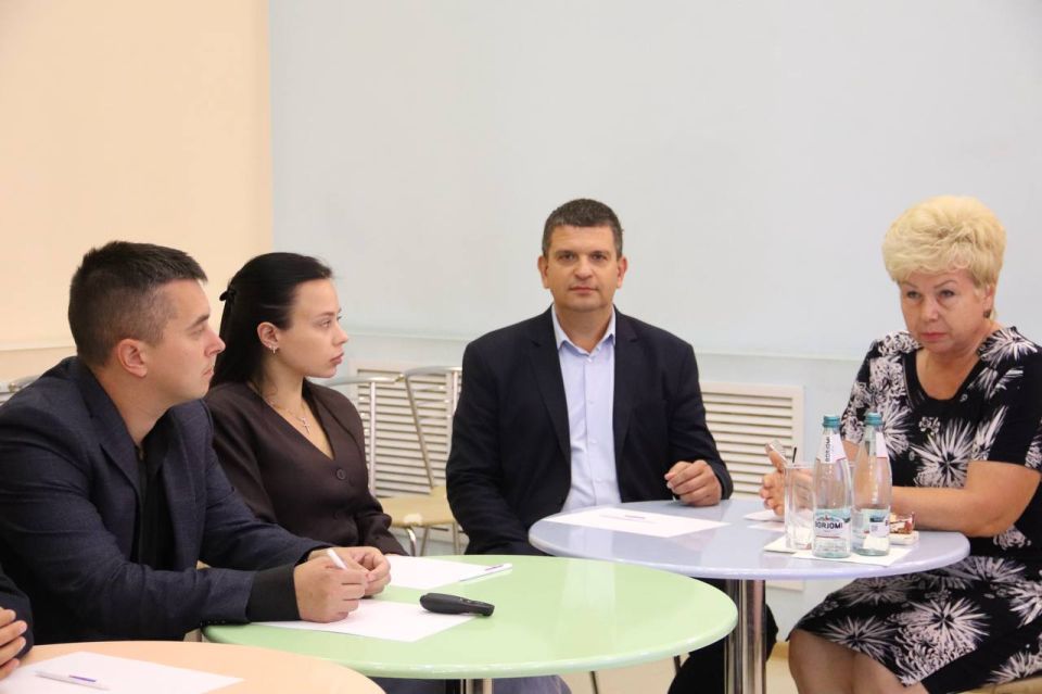 Хранители русского слова. Представители Молодежного парламента ЛНР на площадке штаба общественной поддержки «Единой России» доложили членам законодательных органов о проведенной работе в рамках контроля за реализацией... Хранители русского слова. Представители Молодежного парламента ЛНР на площадке штаба общественной поддержки «Единой России» доложили членам законодательных органов о проведенной работе в рамках контроля за реализацией...