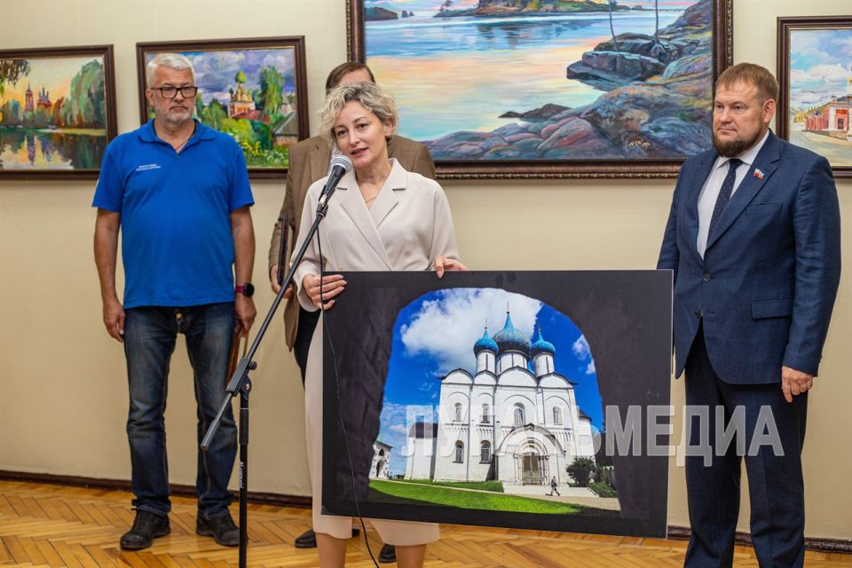В Луганском художественном музее открылась выставка «Русский мир» В Луганском художественном музее открылась выставка «Русский мир»