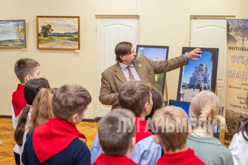 В Луганском художественном музее открылась выставка «Русский мир» В Луганском художественном музее открылась выставка «Русский мир»