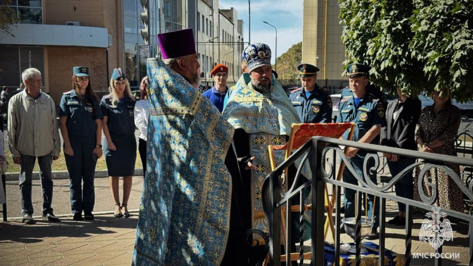 Торжественное богослужение в честь иконы Божией Матери «Неопалимая Купина» состоялось в Главном управлении МЧС России по ЛНР Торжественное богослужение в честь иконы Божией Матери «Неопалимая Купина» состоялось в Главном управлении МЧС России по ЛНР