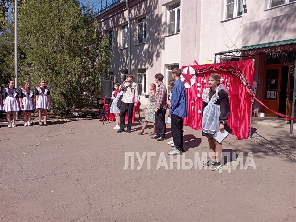 В Комсомольской СШ Свердловского муниципалитета прошла торжественная линейка, посвященная «Молодой гвардии» В Комсомольской СШ Свердловского муниципалитета прошла торжественная линейка, посвященная «Молодой гвардии»