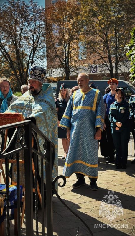 Торжественное богослужение в честь иконы Божией Матери «Неопалимая Купина» состоялось в Главном управлении МЧС России по ЛНР Торжественное богослужение в честь иконы Божией Матери «Неопалимая Купина» состоялось в Главном управлении МЧС России по ЛНР