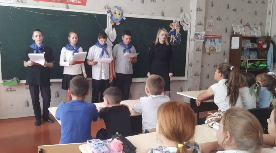 Заметный пешеход: ЮИД и ГИБДД учат алчевских школьников «светиться» в темноте Заметный пешеход: ЮИД и ГИБДД учат алчевских школьников «светиться» в темноте