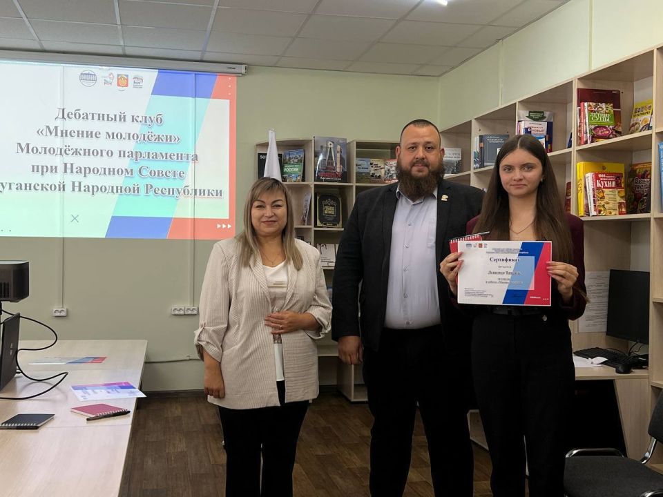 В Антрацитовском муниципальном округе состоялся турнир дебатного клуба «Мнение молодежи», организованный Молодежным парламентом при Народном Совете ЛНР В Антрацитовском муниципальном округе состоялся турнир дебатного клуба «Мнение молодежи», организованный Молодежным парламентом при Народном Совете ЛНР