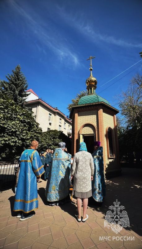 Торжественное богослужение в честь иконы Божией Матери «Неопалимая Купина» состоялось в Главном управлении МЧС России по ЛНР Торжественное богослужение в честь иконы Божией Матери «Неопалимая Купина» состоялось в Главном управлении МЧС России по ЛНР