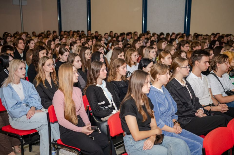 Анна Рослякова провела открытый диалог со студентами ЛНР Анна Рослякова провела открытый диалог со студентами ЛНР