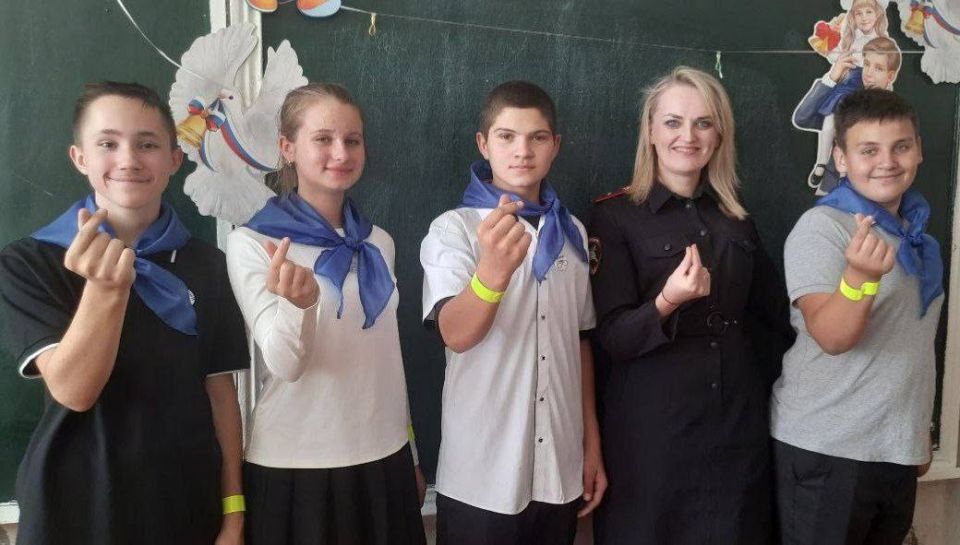 Заметный пешеход: ЮИД и ГИБДД учат алчевских школьников «светиться» в темноте Заметный пешеход: ЮИД и ГИБДД учат алчевских школьников «светиться» в темноте