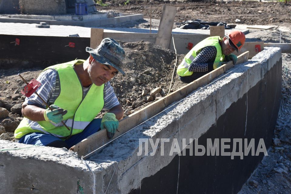 В Кировске активно идут строительные работы по благоустройству городского сквера на улице Войкова В Кировске активно идут строительные работы по благоустройству городского сквера на улице Войкова