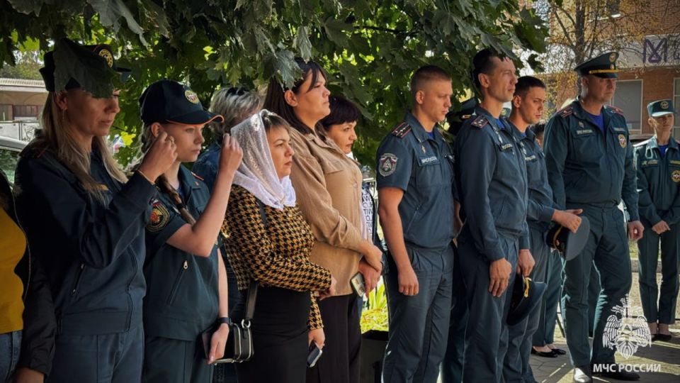 Торжественное богослужение в честь иконы Божией Матери «Неопалимая Купина» состоялось в Главном управлении МЧС России по ЛНР Торжественное богослужение в честь иконы Божией Матери «Неопалимая Купина» состоялось в Главном управлении МЧС России по ЛНР
