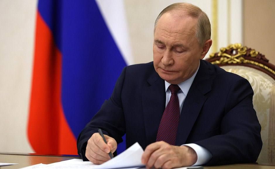 Министр строительства и ЖКХ РФ Ирек Файзуллин выступил на совещании Президента России Владимира Путина с членами Правительства РФ Министр строительства и ЖКХ РФ Ирек Файзуллин выступил на совещании Президента России Владимира Путина с членами Правительства РФ