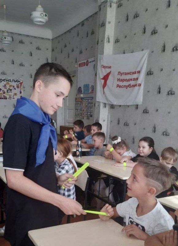 Заметный пешеход: ЮИД и ГИБДД учат алчевских школьников «светиться» в темноте Заметный пешеход: ЮИД и ГИБДД учат алчевских школьников «светиться» в темноте