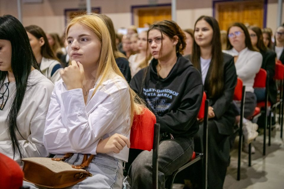 Анна Рослякова провела открытый диалог со студентами ЛНР Анна Рослякова провела открытый диалог со студентами ЛНР